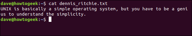 O comando "cat dennis_ritchie.txt" em uma janela de terminal.
