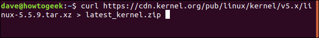 O comando "curl https://cdn.kernel.org/pub/linux/kernel/v5.x/linux-5.5.9.tar.xz> latest_kernel.zip" em uma janela de terminal.