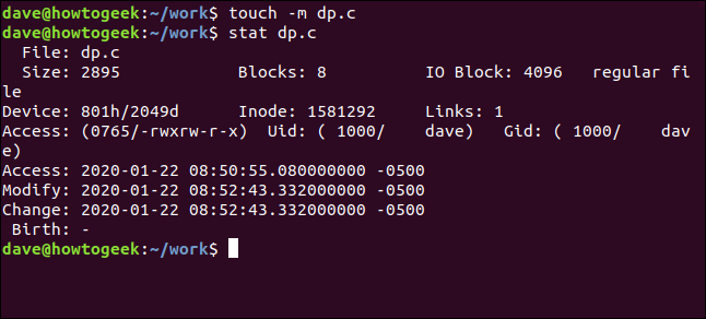 O comando "touch -m dp.c" em uma janela de terminal.