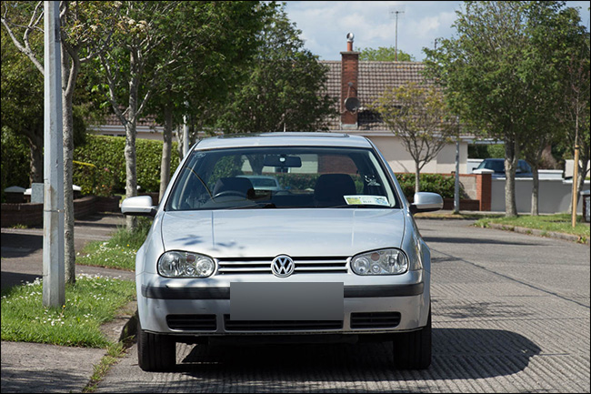 Vista frontal de um veículo Volkswagen, tirada com uma lente telefoto.
