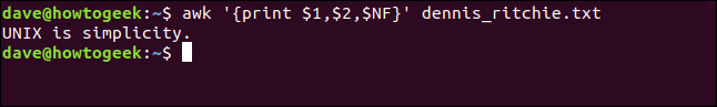 O comando "awk '{print $ 1, $ 2, $ NF}' dennis_ritchie.txt" em uma janela de terminal.