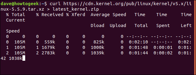 A saída do comando "curl https://cdn.kernel.org/pub/linux/kernel/v5.x/linux-5.5.9.tar.xz> latest_kernel.zip" em uma janela de terminal.