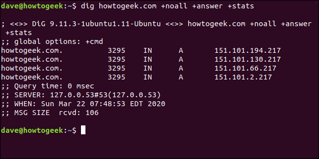 O comando "dig howtogeek.com + noall + answer + stats" em uma janela de terminal.