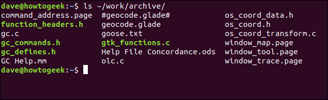 O comando "ls ~ / work / archive" em uma janela de terminal.