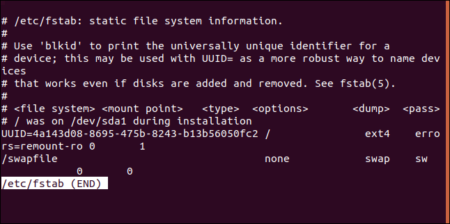O arquivo "/ etc / fstab" está em less em uma janela de terminal.