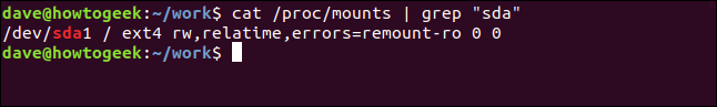 O comando "cat / proc / mounts | grep 'sda'" em uma janela de terminal.