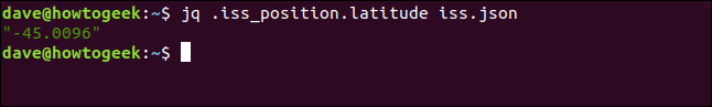 O comando "jq .iss_position.latitude iss.json" em uma janela de terminal.