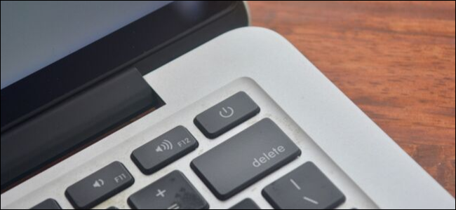 Um MacBook Pro empoeirado e cansado destacando o botão liga / desliga