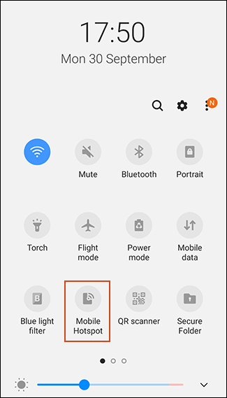 Toque em "Mobile Hotspot" na tela de notificações.