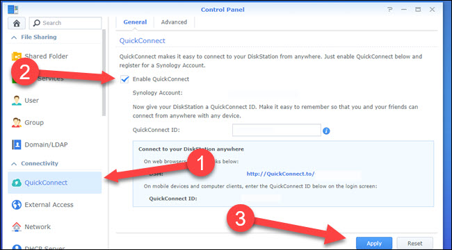 Painel de controle Synology com setas apontando para QuickConnect, Ativar QuickConnect e botão Aplicar.