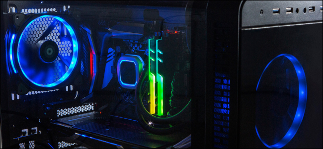 O interior de um PC para jogos com iluminação azul, amarela e RGB em seus componentes.
