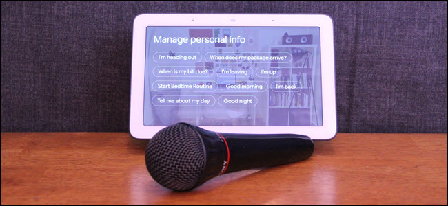 Google Home Hub com um microfone na frente.