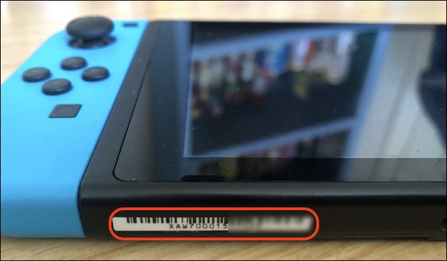 Um número de série em um Nintendo Switch.