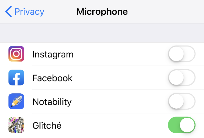 As configurações do microfone nas configurações de privacidade do iOS.