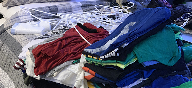 Organizando uma pilha de roupas velhas