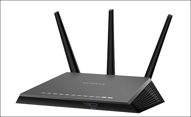 Um Netgear Nighthawk R7000P com todas as três antenas ativadas.