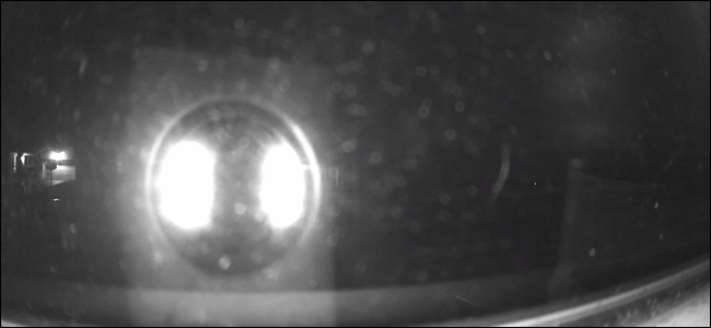 Wyze Cam com LEDs de visão noturna acesos, a maior parte da imagem é obscurecida por luzes brilhantes