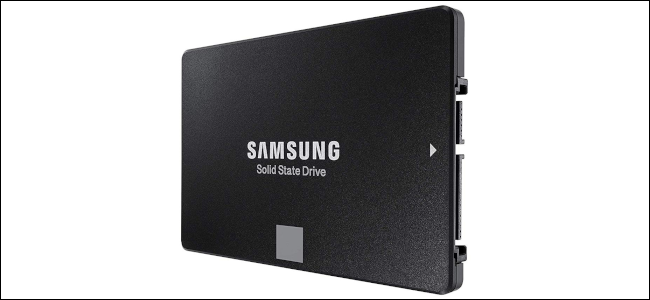 Um Samsung SSD preto de 2,5 polegadas em um fundo branco