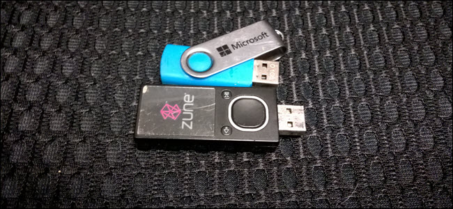Um par de unidades USB Zune e da marca Microsoft