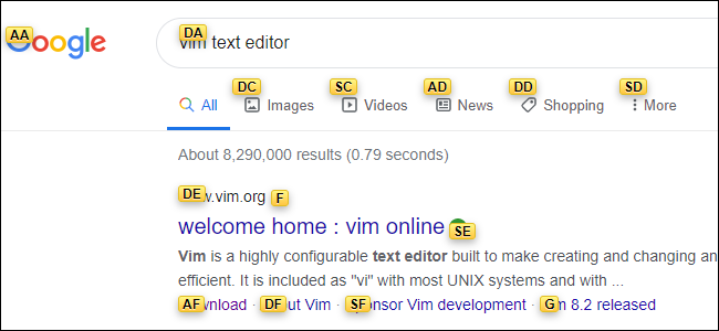 Uma página de resultados do Google com cada link sobreposto por um rótulo amarelo, cada um contendo duas letras.