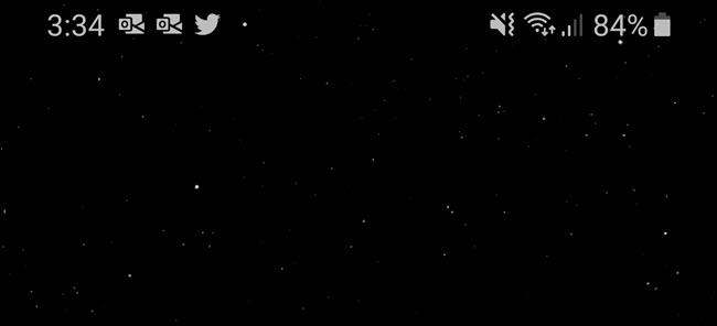 A barra superior de uma tela do Android, mostrando um símbolo de Wi-Fi, duração da bateria e outras notificações.