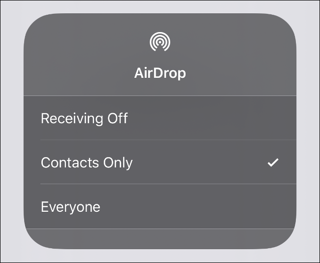 O menu de visibilidade do AirDrop no iOS.