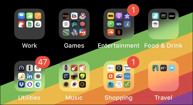 Pastas de aplicativos em uma tela inicial do iOS organizadas por tipo.