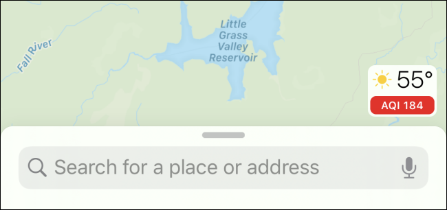 Verificando o Índice de Qualidade do Ar (AQI) em um iPhone com Apple Maps.