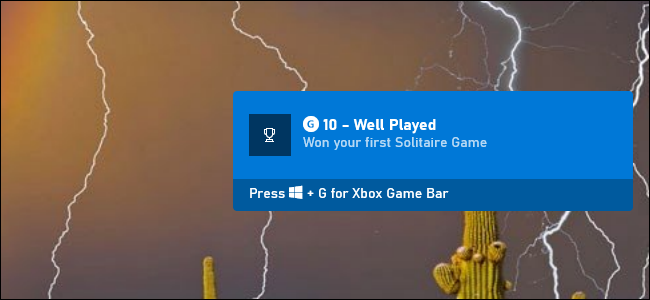 Uma notificação de conquista do Xbox para Microsoft Solitaire no Windows 10.