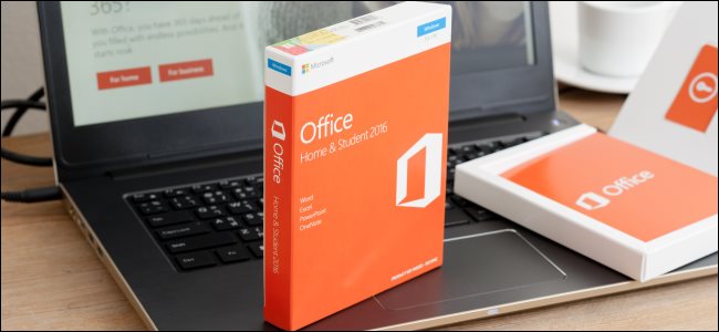 Uma cópia em caixa do Microsoft Office 2016 em um laptop.