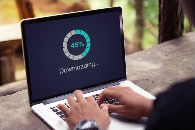 Um medidor de progresso de "Download" em um laptop.