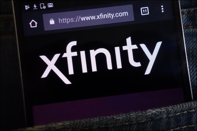 O site Xfinity em um smartphone no bolso de alguém.