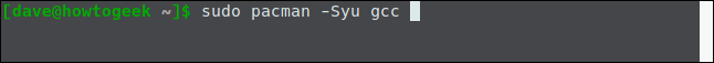 "sudo pacman -Syu gcc" em uma janela de terminal.