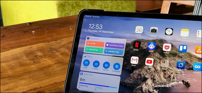 iPad Pro mostrando widgets do Today View na tela inicial