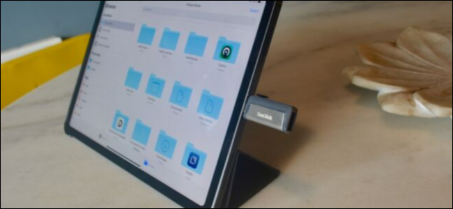 Um iPad Pro com uma unidade flash USB-C conectada.