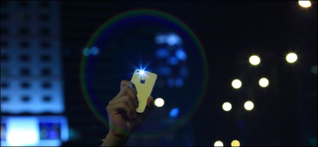 iPhone levantado no ar durante o protesto noturno
