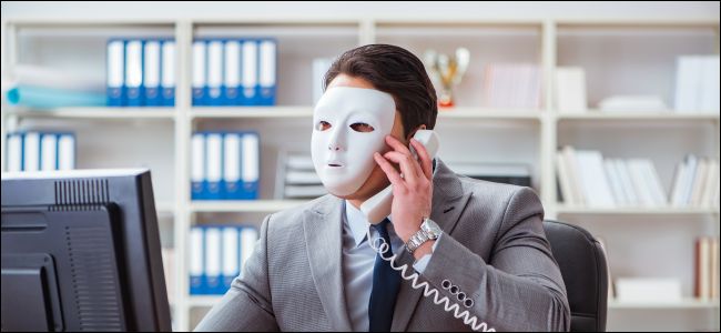 Empresário usando máscara em um escritório