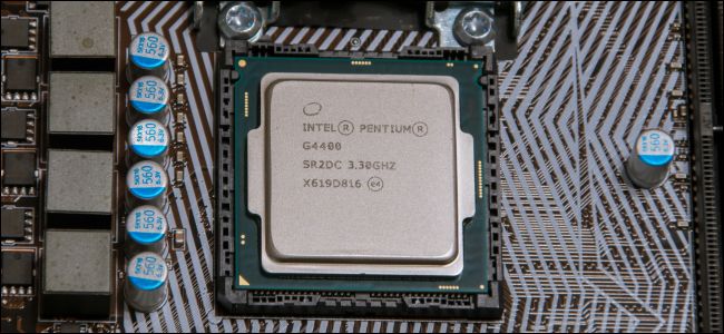 CPU Intel Pentium na placa-mãe do computador.