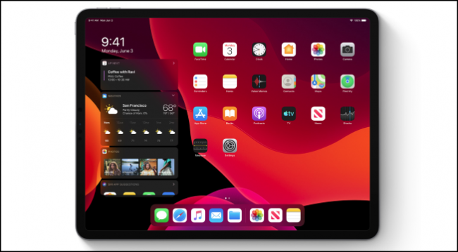 Tela inicial do iPadOS no modo escuro mostrando widgets
