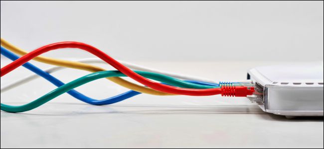 Cabos Ethernet conectados a um roteador
