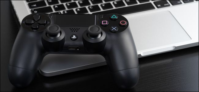 Controlador sem fio DualShock 4 da Sony com um MacBook