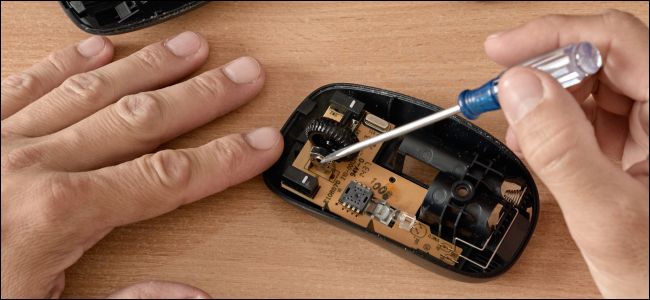 Reparando o interior de um mouse de computador