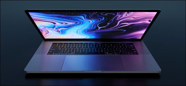 MacBook Pro parcialmente fechado