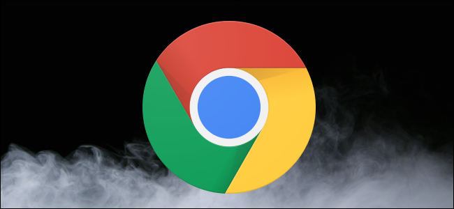 Logotipo do Chrome sobre um fundo escuro com nuvens de fumaça de gelo seco.