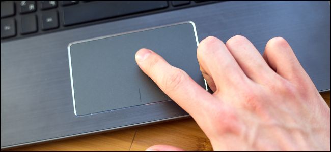 Um dedo indicador no trackpad de um laptop PC.