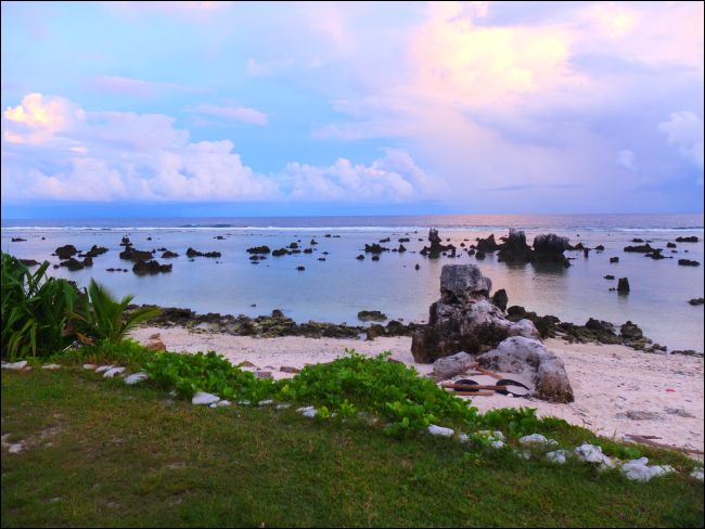 Rochas de coral na praia de Anibare em Nauru.