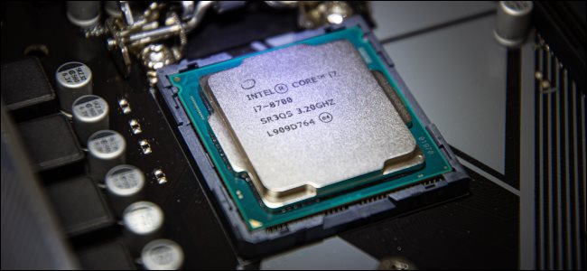 Uma CPU Intel em um soquete de placa-mãe.