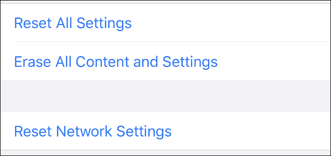 A opção "Redefinir configurações de rede" no iOS.