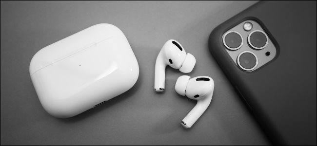 AirPods Pro ao lado de um iPhone 11 Pro.