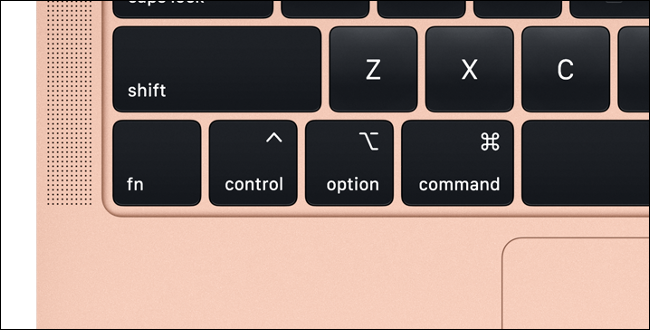 O teclado do MacBook Air mostrando as teclas de controle, opção e comando.